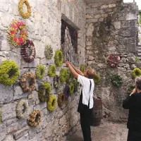 Pred galerijo Lojzeta Spacala bodo letošnji venčki viseli do prihodnjega poletja