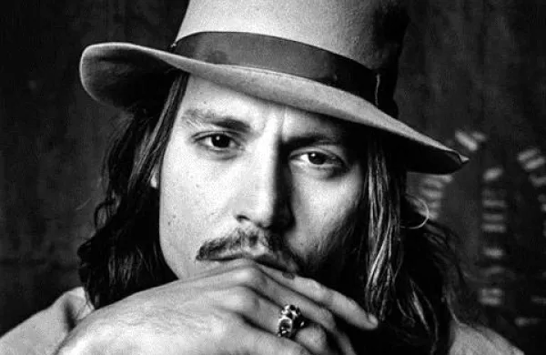 Ameriški igralec in trikratni nominiranec za oskarja Johnny Depp se je v londonskem klubu 100 Club pred približno 200 obiskovalci na odru pridružil “šok rokerju” Aliceu Cooperju.
