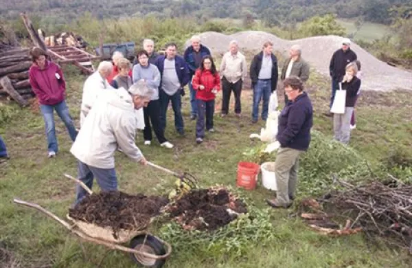 Od petka bo po vsej Sloveniji obvezno ločeno zbiranje in prevzemanje biološko razgradljivih odpadkov. Na okoljskem ministrstvu zato priporočajo domače kompostiranje.