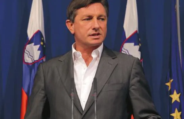 Po odhodu treh ministric in ministra Zaresa iz vlade naj bi predsednik vlade za vodenje njihovih resorjev pooblastil druge ministre obstoječe vlade