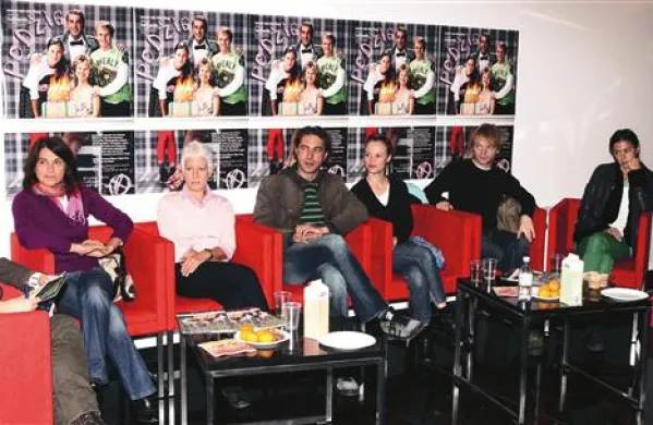 Ekipa Podžiga na novinarski konferenci pred premiero leta 2009 v gledališču Koper (z leve): režiserka Nenni Delmestre, scenografka, kostumografka in avtorica glasbe Lina Vengoechea ter igralci Gorazd Žilavec, Mojca Fatur, Rok Matek in Ajda Toman