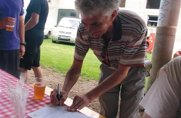 Vojko Bernard podpisuje peticijo Nove skupine za gradnjo avtoceste skozi Ilirsko Bistrico.