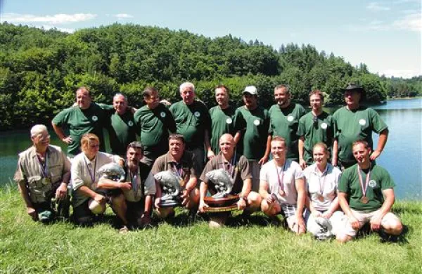 Krapolovci (v ospredju) s priznanji in sodniki z bistriškimi organizatorji (v ozadju).