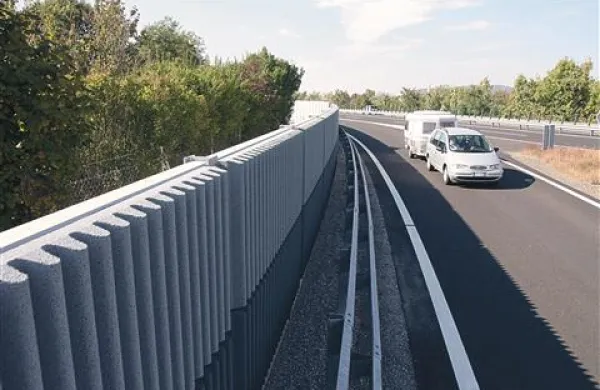 650 metrov dolga protihrupna ograja stoji že dolgo