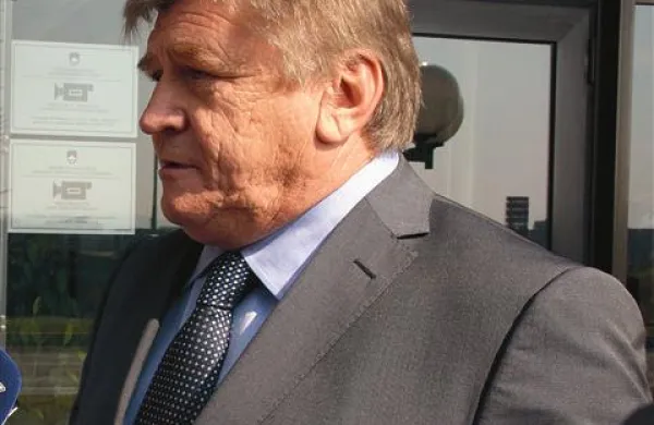  “Zakaj bi jaz  bil sveta krava? In kot da to ni bilo dovolj, je pisal še Pahorju in ga opozoril, da se njegovi družijo z mano, ki da sem nevaren,” je sodnici pojasnjeval Viktor Markežič.