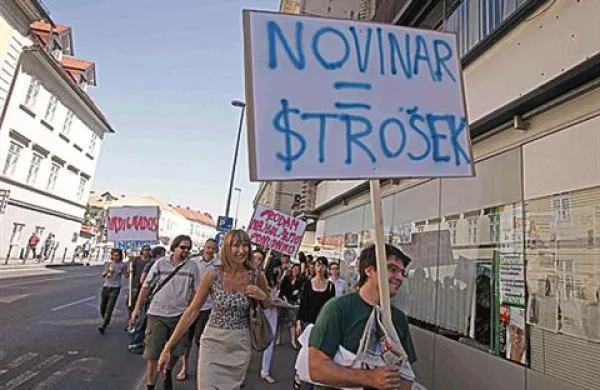 Dnevnikovi novinarji so na protestnem shodi danes zahtevali čim prejšnje imenovanje odgovornega urednika s polnim mandatom.