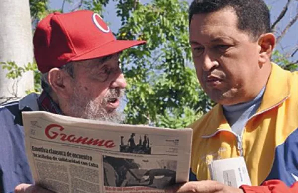 Kubanska televizija je v torek objavila posnetek venezuelskega predsednika Huga Chaveza in Fidela Castra.