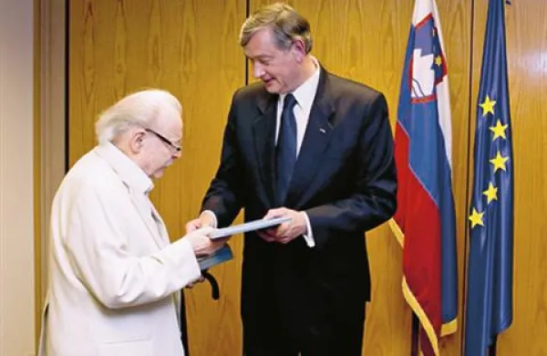 Slovenski predsednik Danilo Türk je med obiskom New Yorka odlikoval slovenskega umetnika Bogdana Groma. 