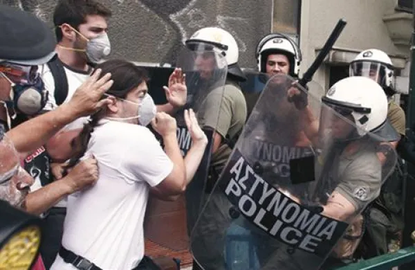 Pred grškim parlamentom se je zbralo več tisoč protestnikov. 