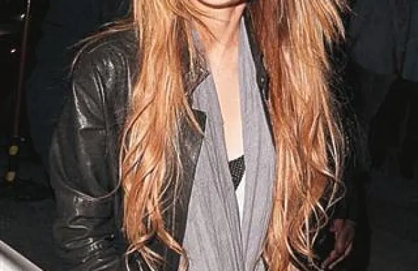 Ameriška igralka Lindsay Lohan je od srede znova na prostosti in nič več v hišnem zaporu, na katerega je bila obsojena zaradi kraje in nato kršenja pogojne kazni.