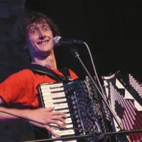 Matija Solce: “Pravzaprav ne vem, kaj mi vse to početje pomeni. V meni je nekaj, da moram povezovati ljudi med seboj. Bil sem v Indiji in sva se z gerujem zmenila, da jim naredim otroško predstavo,  zvečer sem srečal indijsko operno pevko in sva se spet dogovorila za sodelovanje. Organizacija festivala je pravzaprav zelo kreativna.  Etno Hist(e)ria? Vse mi pomeni, čeprav sem se jo hotel že otresti. Nič ni  bolj prvinskega od tega, ko namesto besed raztegneš harmoniko in se drug z drugim takoj razumeš.”