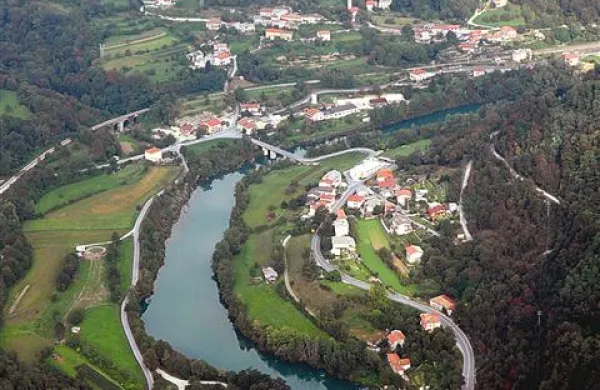 Prebivalci nekaterih naselij ob Soči izgubljajo živce, ker nimajo normalnega dostopa do spleta. Ker na državni denar ne gre računati, naj bi ga zagotovila kar občina. 