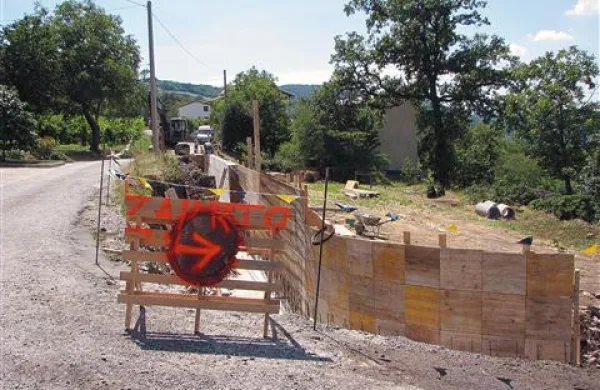 Na kmetijskih zemljiščih so gradili tudi igrišča, podporne zidove (na fotografiji ob obnovi ceste Tevče-Vrtovče), širili pokopališča in podobno. Po novem to naj ne bi bilo več mogoče. 