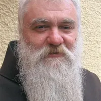 Pater Niko Žvokelj: “Prihodnje leto bomo v Strunjanu praznovali 500. obletnico Marijinega prikazanja. Za to množično prireditev bi si radi ustrezno uredili prostor okoli cerkve in samostana, zato smo najbolj zainteresirani za odškodnino v obliki zemljišča.”