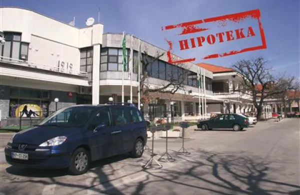 ... igralnica v Lipici, pa tudi zemljišče v Sežani.