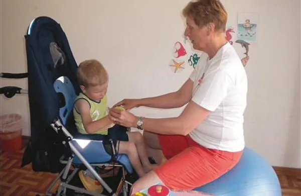 Andraž obožuje zvoke, zato s predmeti rad tolče po podlagi. Z logopedinjo Ano Štefanič sta med našim obiskom delala vaje za koordinacijo rok in oči.