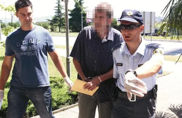 Izolanu Žanu V. (v sredini) je senat prisodil skupno štiri leta in štiri mesece zaporne kazni