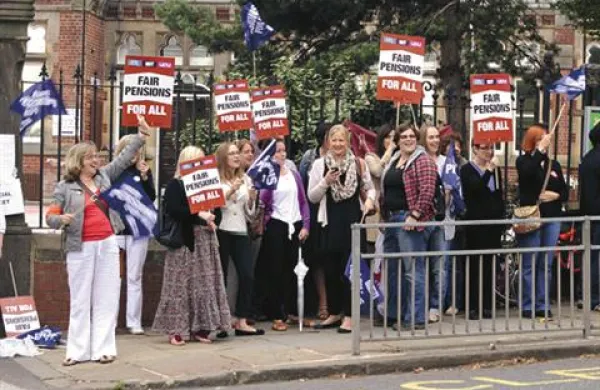 Protestniki v mestu Leeds.