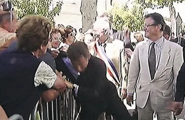 Možakarja, ki je Nicolasa Sarkozya zagrabil za suknjič, je sodišče obsodilo na pol leta pogojne kazni.
