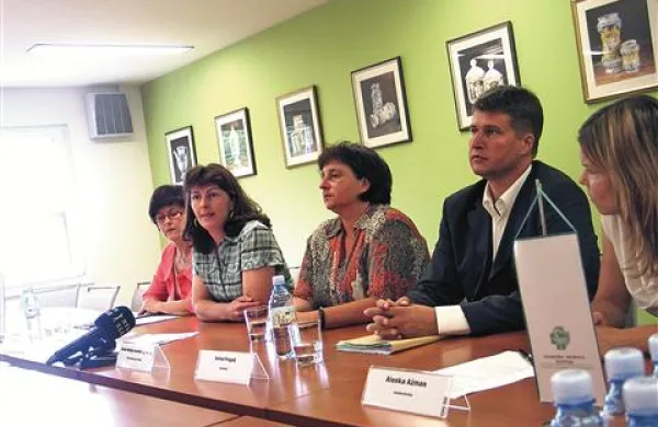 Na novinarski konferenci so stališča o dogajanjih v lekarniški dejavnosti predstavili (z leve) Anita Malnar, Romana Rakovec, Staša Marija Kastelic in Anton Pregelj. 