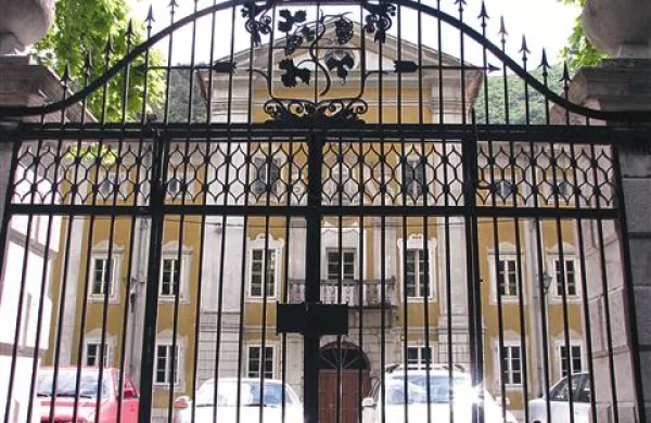 Se bodo zaradi pritožbe in zamud zaprla vrata za denar EU za obnovo dvorca? 