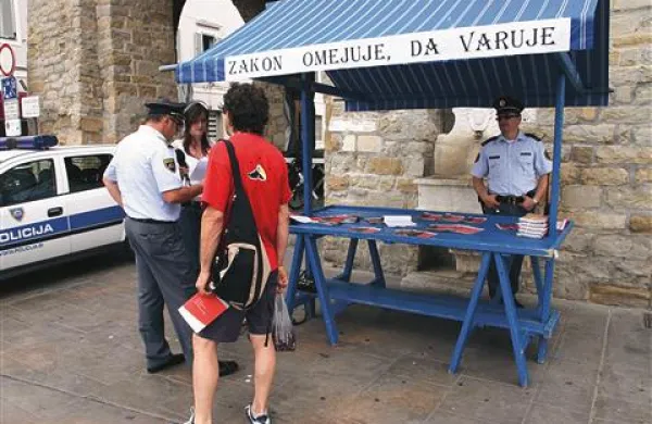 Policisti so včeraj v Kopru na stojnici ponujali informacije o novih prometnih zakonih.