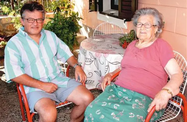 Vojko Kavčič v družbi 85 let stare mame Anzelme.