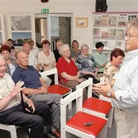 Ob obiskih domovine Kavčič pogosto predava o starosti in Alzheimerjevi bolezni.