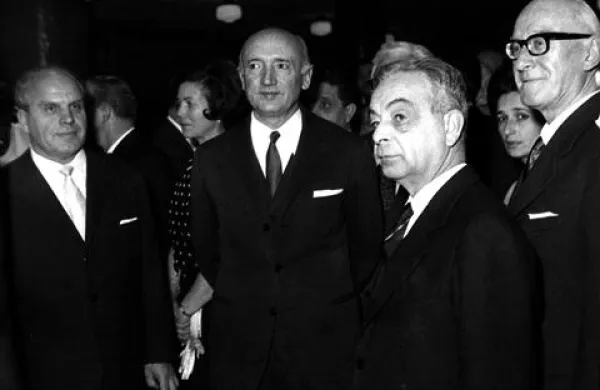 Arhitekt Edo Mihevc (prvi z leve) ob otvoritvi Kulturnega doma v Trstu 5. decembra 1964.
