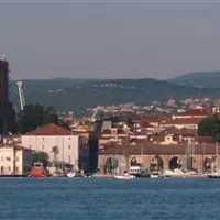 Veduta Kopra: Tomosova stolpnica, ki hoče prerasti zvonik.