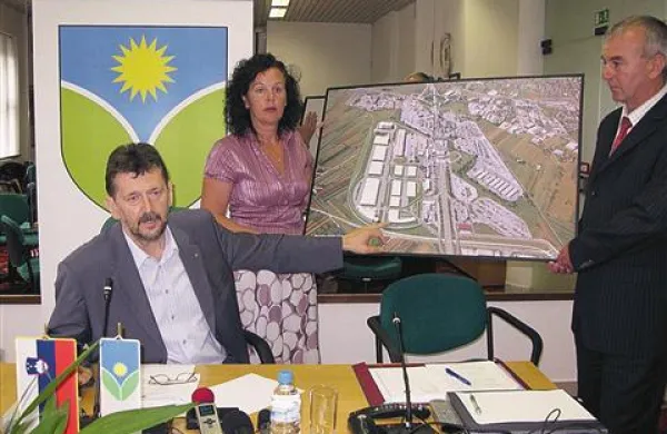 Dragan Valenčič (levo) trdi, da posel z zemljišči na MMP ni sporen, revizorji računskega sodišča pa so pri njem ugotovili kršitve. Protikorupcijska komisija je zaradi suma storitve kaznivega dejanja zadevo že pred časom odstopila policiji.