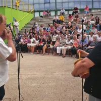 Just Kozlovič in Marta Bobič sta včerajšnjo prireditev ob letu delovanja dnevnega centra aktivnosti za starejše občane popestrila  z belokranjsko Izrasla je kopinja 