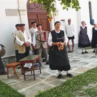 Ploščad pred kubejsko taborsko cerkvijo je kot nalašč za predstave. Na njej Šavrini in Šavrinke prav radi  uprizarjajo skeče in prizore iz življenja, kot je bilo nekoč. 