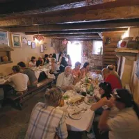 Na turistični kmetiji Ograde pri Pazinu sprejmejo skupine gostov v tradicionalni istrski maniri, pogostijo pa jih v tradicionalno obnovljenem okolju