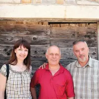 Gracijan Perič iz Abitantov v družbi dr. Ksenije Vodeb in dr. Aleša Gačnika s Turistice. Perič je začel v Abitantih obnavljati domačijo in kmetijo, odprl pa je tudi vinsko klet.  Najbolj ga žalosti, da je v Abitantih še vedno premalo ljudi, da bi si zaslužili pošteno cesto. 