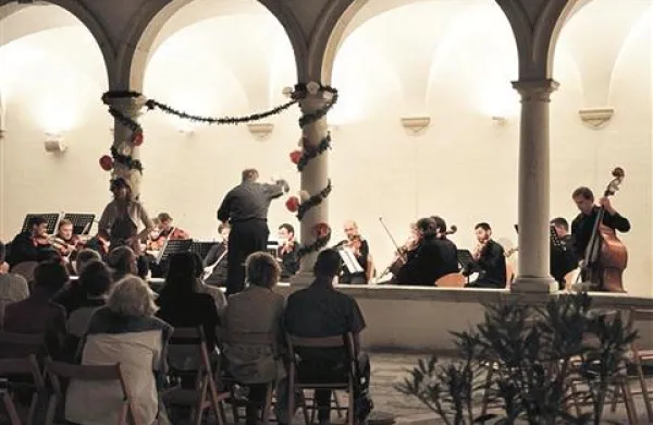 Hrvaški komorni filharmoniji pod vodstvom dirigenta Mladena Tarbuka. 