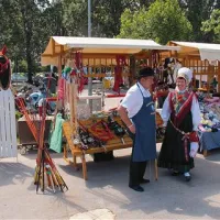 V parku pri Postojnski jami so obrtniki predstavili izdelke, ki so jih nekoč potrebovali furmani, brez njih pa ne morejo niti današnji ljubitelji konj.