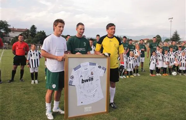 Valter Birsa, Tim Matavž in Borut Pahor (z leve) z Ronaldovim dresom za NK  Bilje