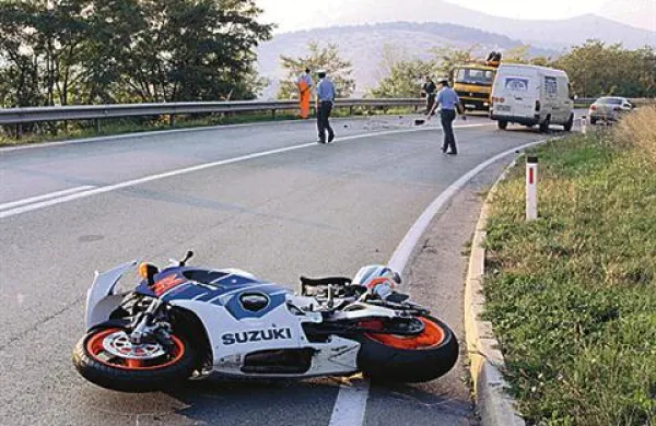 Motorist se je v nedeljo na regionalni cesti iz smeri Soče proti Bovcu hudo poškodoval. Fotografija je simbolična. 