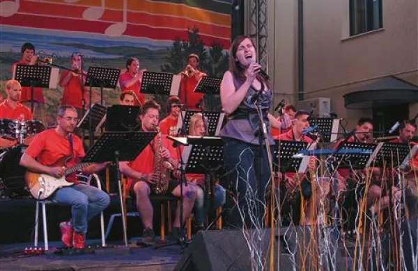 Jazz Punt Big Band s pevko Tanjo Sedmak iz Tolmina