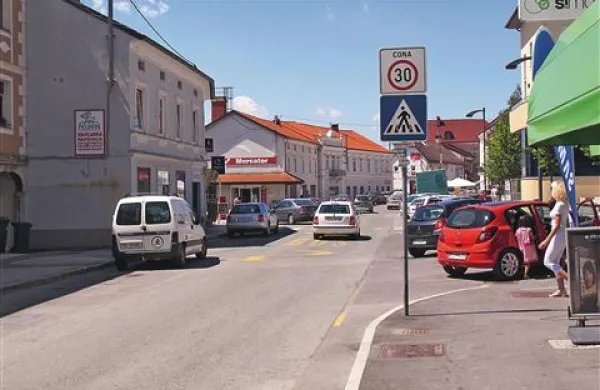 Kako hitri so vozniki, bodo ugotavljali  zlasti  v bližini šol, otroških vrtcev in igrišč ter v predelih, kjer je večje število pešcev.