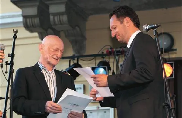 Lastnik Kemiplasa Enver Moralić in župan Boris Popovič sta si izmenjala overjen dogovor o dokončnem zaprtju tovarn