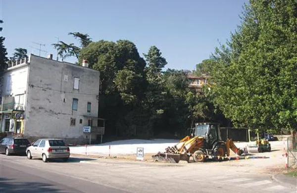 Območje pred tako imenovanim Vojkovim domom v Portorožu so uredili prejšnji teden, ko je tudi nastala  fotografija