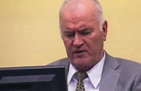Sodnik zaradi stalnih intervencij Ratka Mladića ob njegovi prisotnosti ni mogel prebrati obtožnice. 