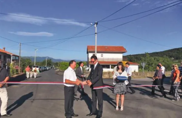 Prenovljeno cesto sta odprla predsednik KS Gradin Miro Kocjančič ter župan in khrati županski kandidat Boris Popovič.