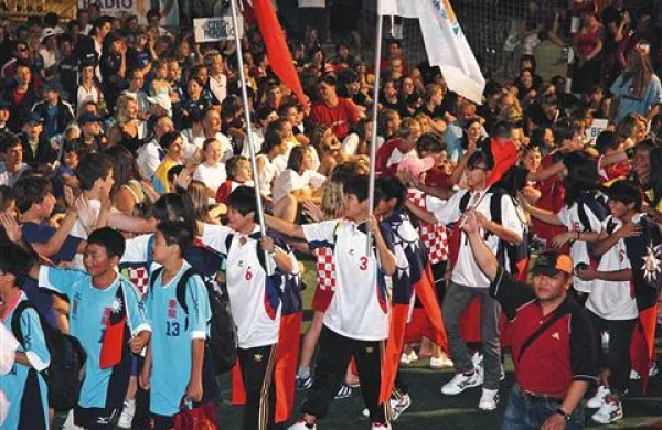 Mladi rokometa&scaron;i so preplavili izolske ulice