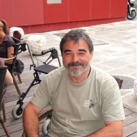 Dr. Gorazd Pretnar: “Ne zadržujte se v plitvini, kjer je veliko kopalcev; na stol, klop, ležalnik položite brisačo - obvarovali boste sebe in druge.”