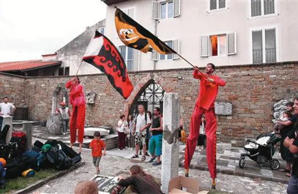Artisti na hoduljah so naznanili začetek 10. Poletnega uličnega festivala
