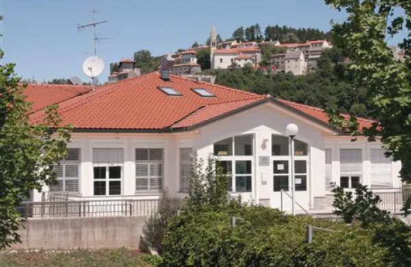Vrtca v Štanjelu (na sliki) ni moč širiti, zato bodo prihodnje leto povečali komenski vrtec