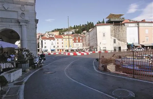 Krožišče iz nasprotne smeri ni označeno, zaradi česar je vožnja na tem delu Pirana zelo nevarna
